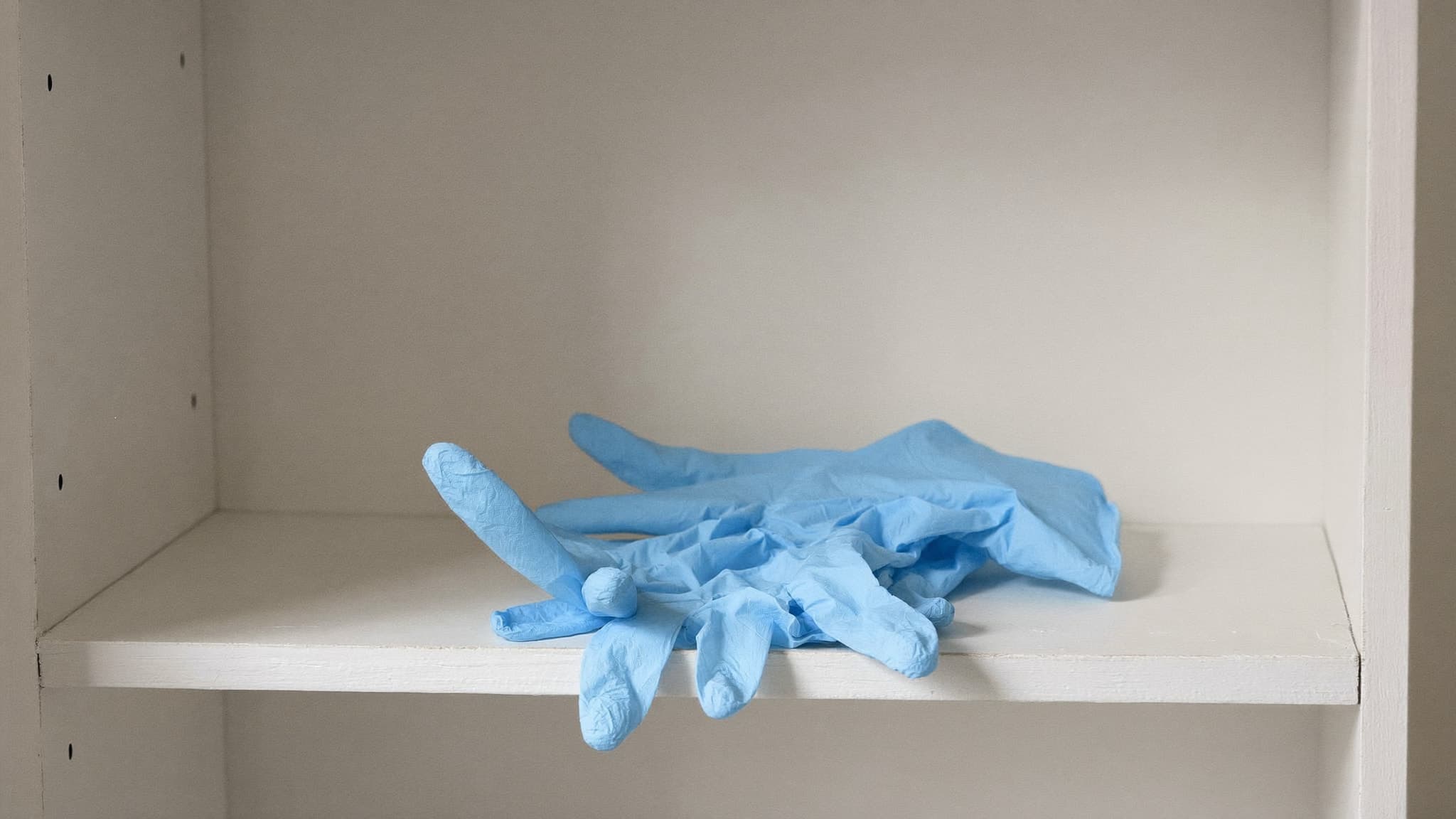 Einmalhandschuhe in der häuslichen Pflege: Material, Größe und die häufigsten Fehler