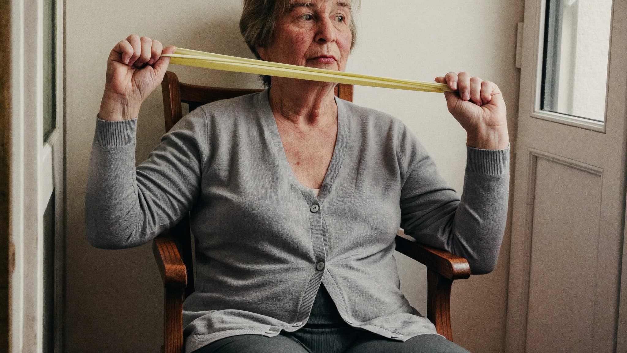 Theraband-Übungen für Senioren: Kraft aufbauen zu Hause